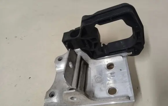 Radiator mount bracket