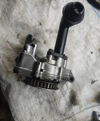 Volkswagen Golf VI Oil pump 03L115105C