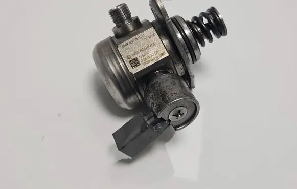 BMW X5 F15 Fuel injection high pressure pump 7610761 3001046930 0261520131