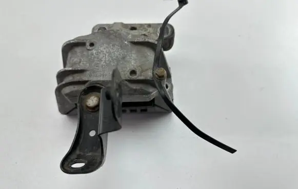Volkswagen Golf VI Engine mount bracket 1K0199262