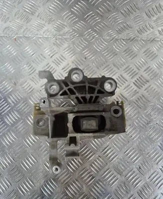 Opel Astra K Engine mount bracket 39215290