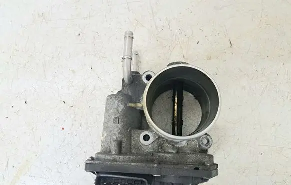 Toyota Avensis T270 Throttle valve 261000R020