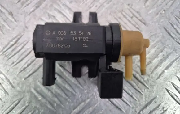 Mercedes-Benz A W176 Turbo solenoid valve A0081535428