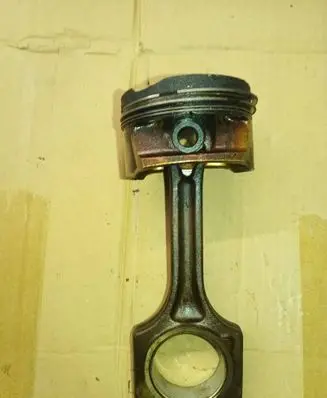 Peugeot Partner Piston with connecting rod p813