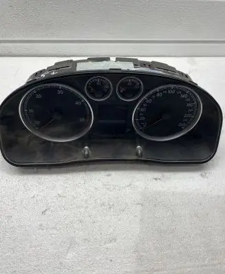 Volkswagen PASSAT B5 Speedometer (instrument cluster) 3B0920