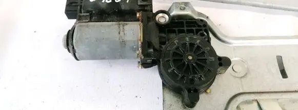 Peugeot 406 Front door window regulator motor 0130821693