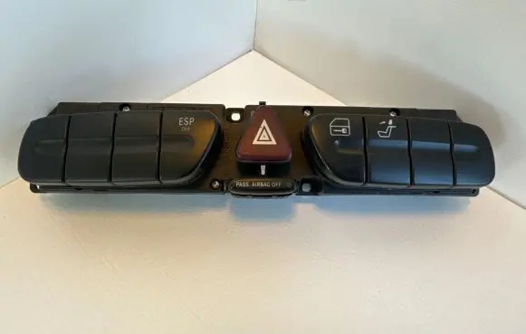 Mercedes-Benz C W203 Hazard light switch 2038215679 3306010400 30723264001