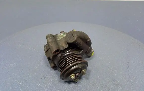 Ford Mondeo Mk III Power steering pump XS7E-3A733-A