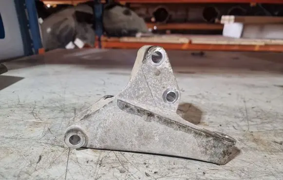 Buick Encore I Engine mounting bracket