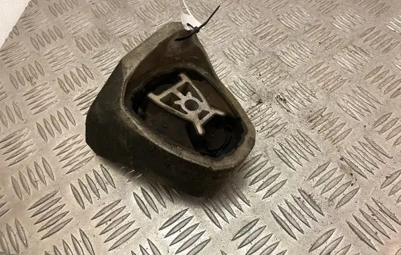 Volvo XC90 Engine mount bracket 31480565