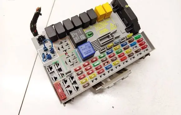 Opel Zafira A Fuse box set 24412497