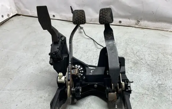 Opel Astra J Pedal assembly 