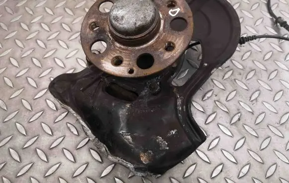 Mercedes-Benz SLK R172 Front wheel hub A20402