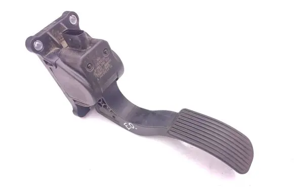 Accelerator throttle pedal