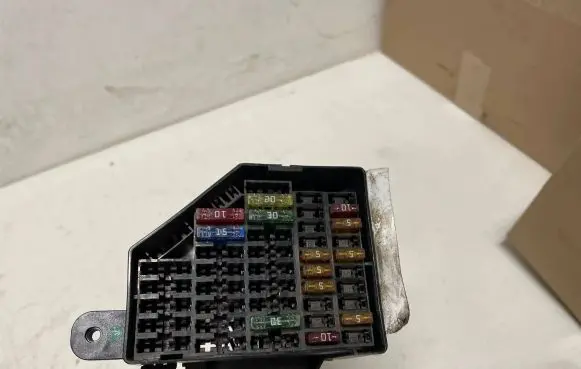 Volkswagen PASSAT B6 Fuse module