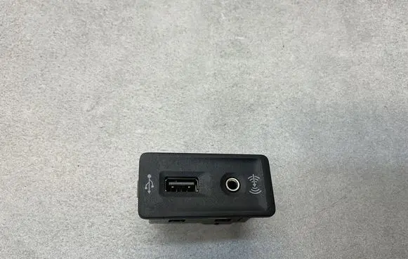 Volkswagen PASSAT B8 USB socket connector 5G0035222