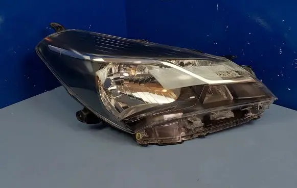 Toyota Yaris Headlight/headlamp 811300DA10