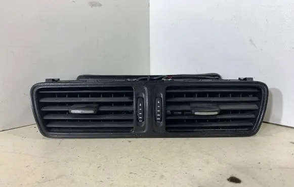 Volkswagen PASSAT CC Dash center air vent grill