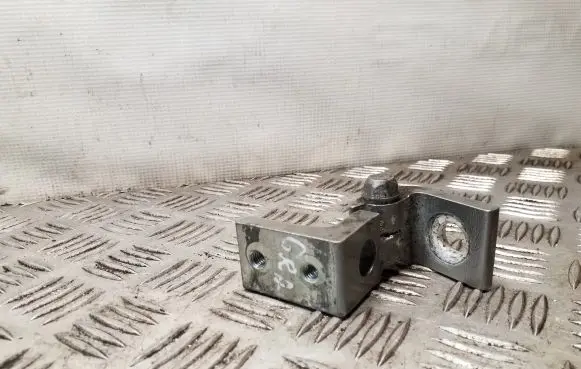 Skoda Octavia Mk2 (1Z) Rear door lower hinge 1Z0833412B