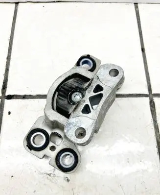 Land Rover Evoque I Engine mount bracket EJ327M121AD