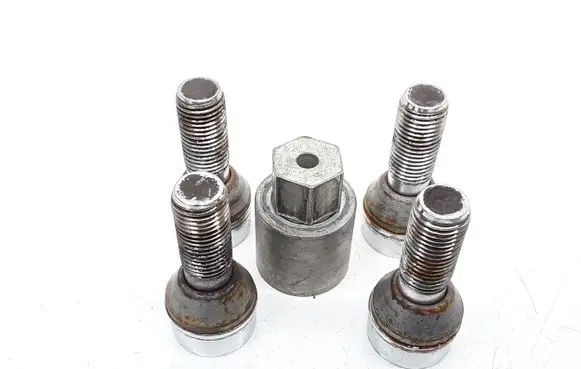 Volvo XC70 Anti-theft wheel nuts and lock 