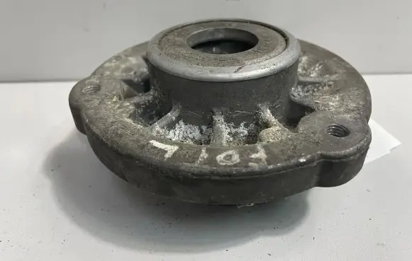 BMW 6 F12 F13 Front upper strut mount 6795081
