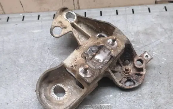 Audi A4 S4 B7 8E 8H Engine mounting bracket 8E0199352N
