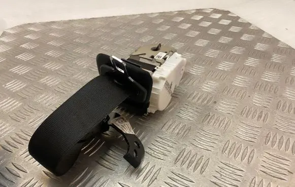 Middle seatbelt (rear)