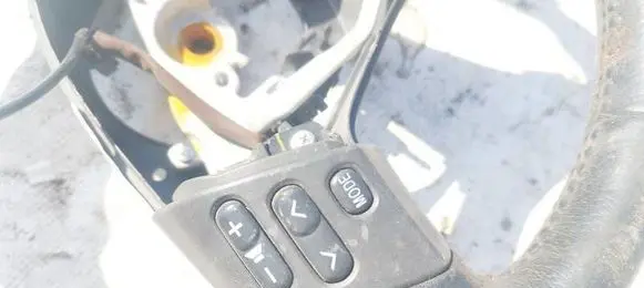Steering wheel buttons/switches
