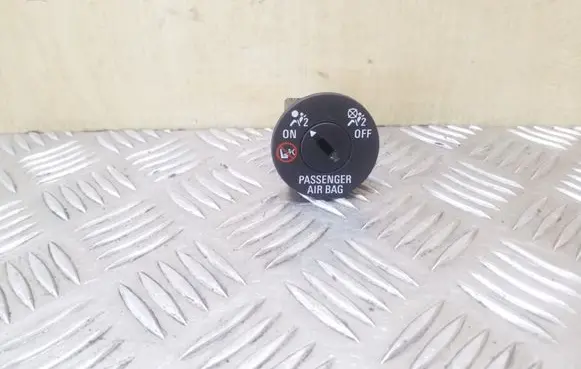 Passenger airbag on/off switch