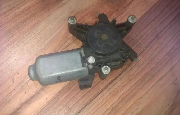 Renault Megane I Front door window regulator motor 