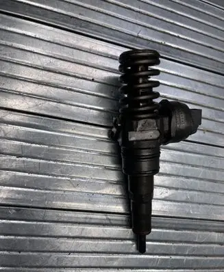 Volkswagen PASSAT B6 Fuel injector 038130073BQ