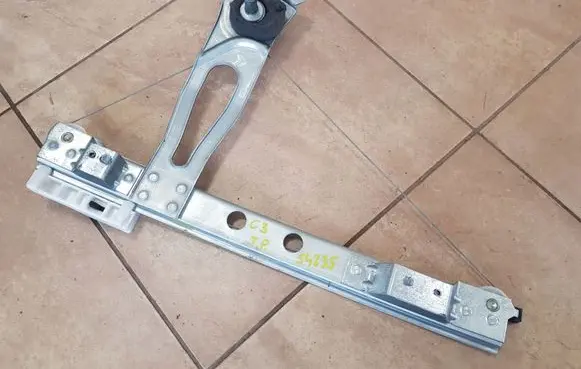 Rear door manual window regulator