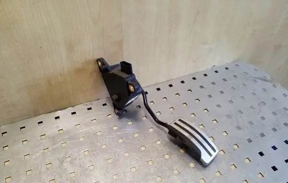 Nissan Qashqai+2 Accelerator throttle pedal