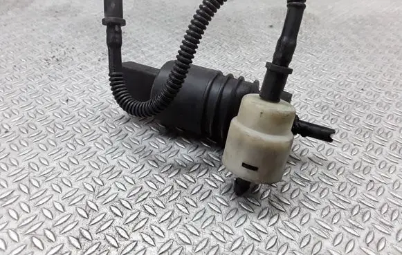 Volkswagen Golf IV Windscreen/windshield washer pump