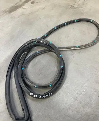 Toyota Land Cruiser (J100) Front door rubber seal P2AVD