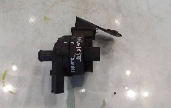 Engine coolant pipe/hose