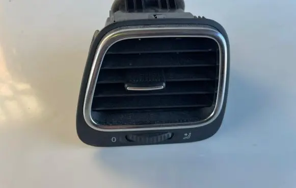 Volkswagen Scirocco Dashboard side air vent grill/cover trim 1Q0819703J 1Q0819709B