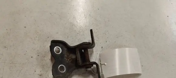 Toyota Avensis T250 Front door lower hinge