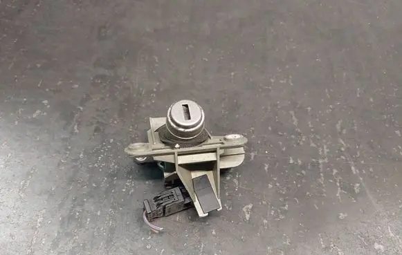 Audi A4 S4 B5 8D Loading door lock 8D5827573
