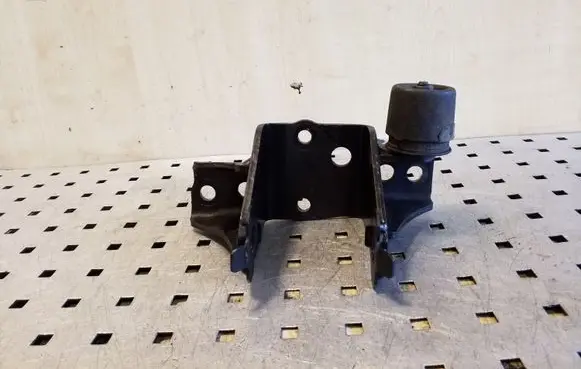 Toyota Verso Engine mounting bracket