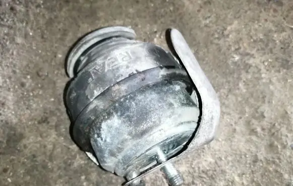 Volvo V70 Engine mount bracket