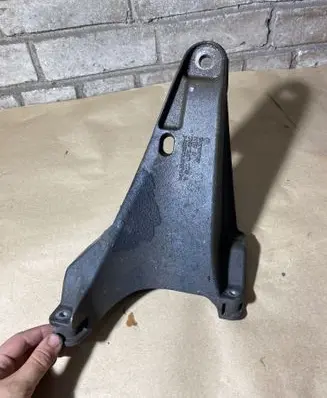 Engine mounting bracket