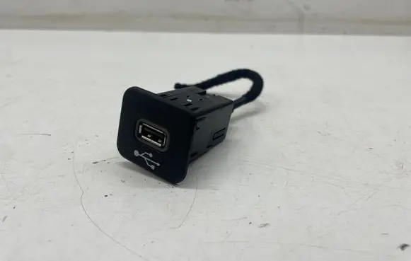Jeep Compass USB socket connector 5UV99LXHAA 735579645