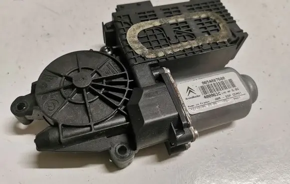 Citroen C4 I Picasso Front door window regulator motor 9654087680