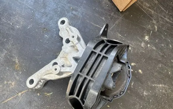 Alfa Romeo Junior Engine mount bracket 9834135980
