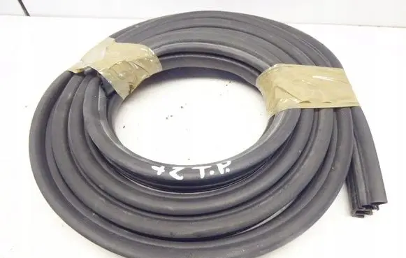 Nissan Qashqai+2 Rear door rubber seal (on body) 