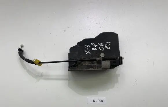 BMW X3 E83 Front door lock