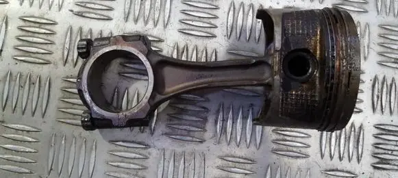 Toyota Carina A60 Piston with connecting rod
