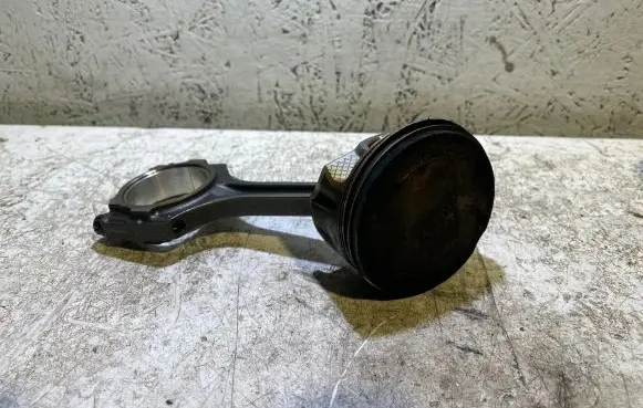 Ford Mustang VI Piston with connecting rod